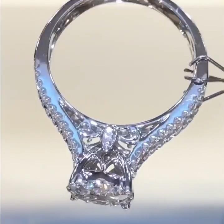 Round Shape Stunning Engagement Ring